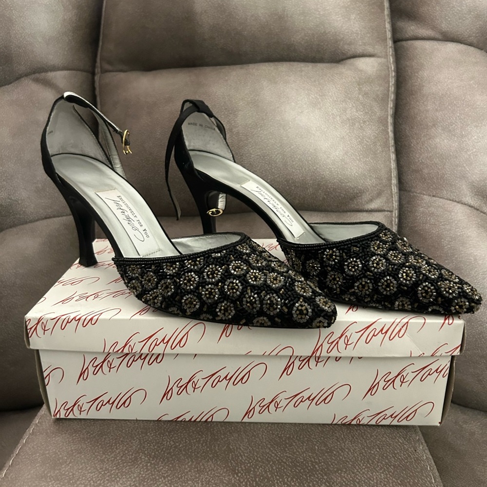 Women’s Lord & Taylor Beaded Black Heels! Size 9.5